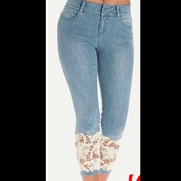 Denim - Light blue jeans capris with lace
